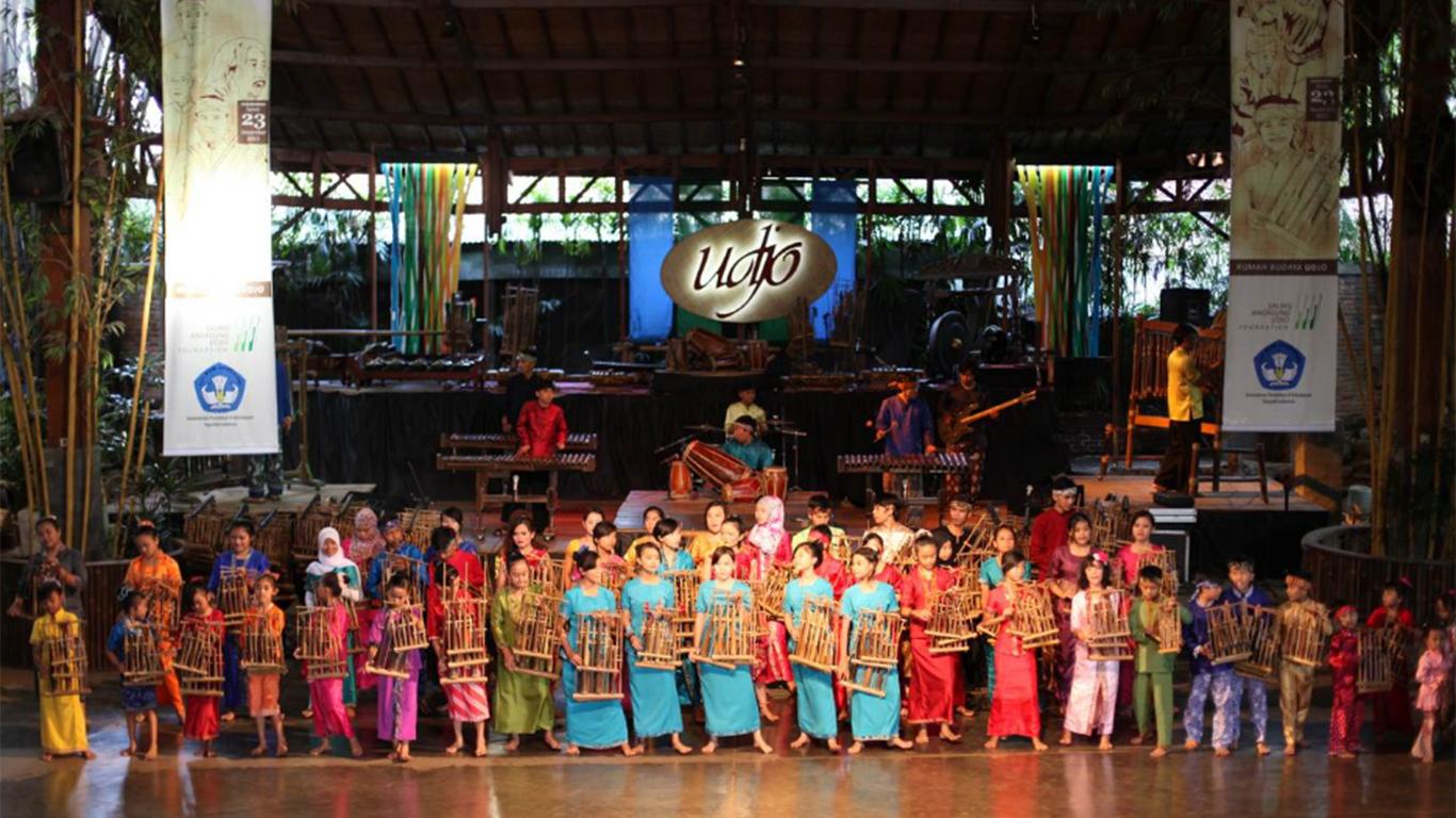 Nikmatnya Bermain Angklung di Saung Angklung Udjo